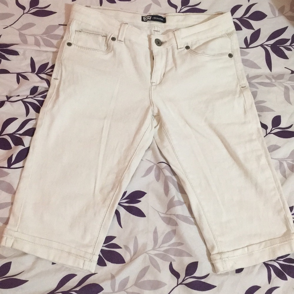 Levi White Midlegth Shorts